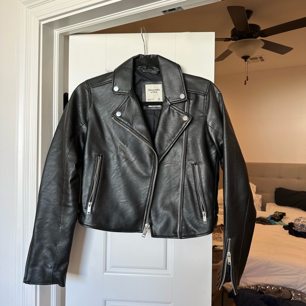 Abercrombie crop leather jacket - black - xs